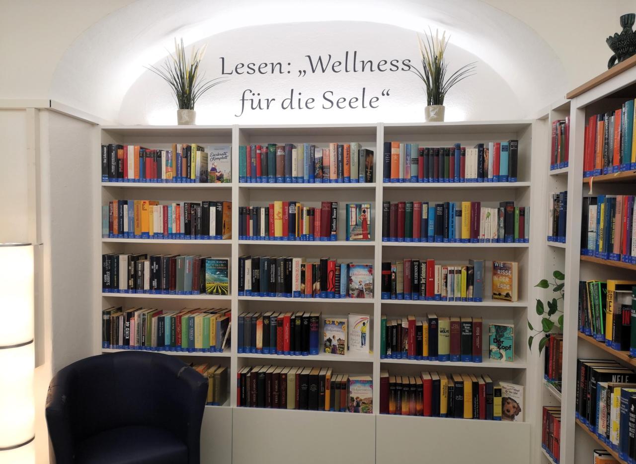 Bücherregal in der Bücherei