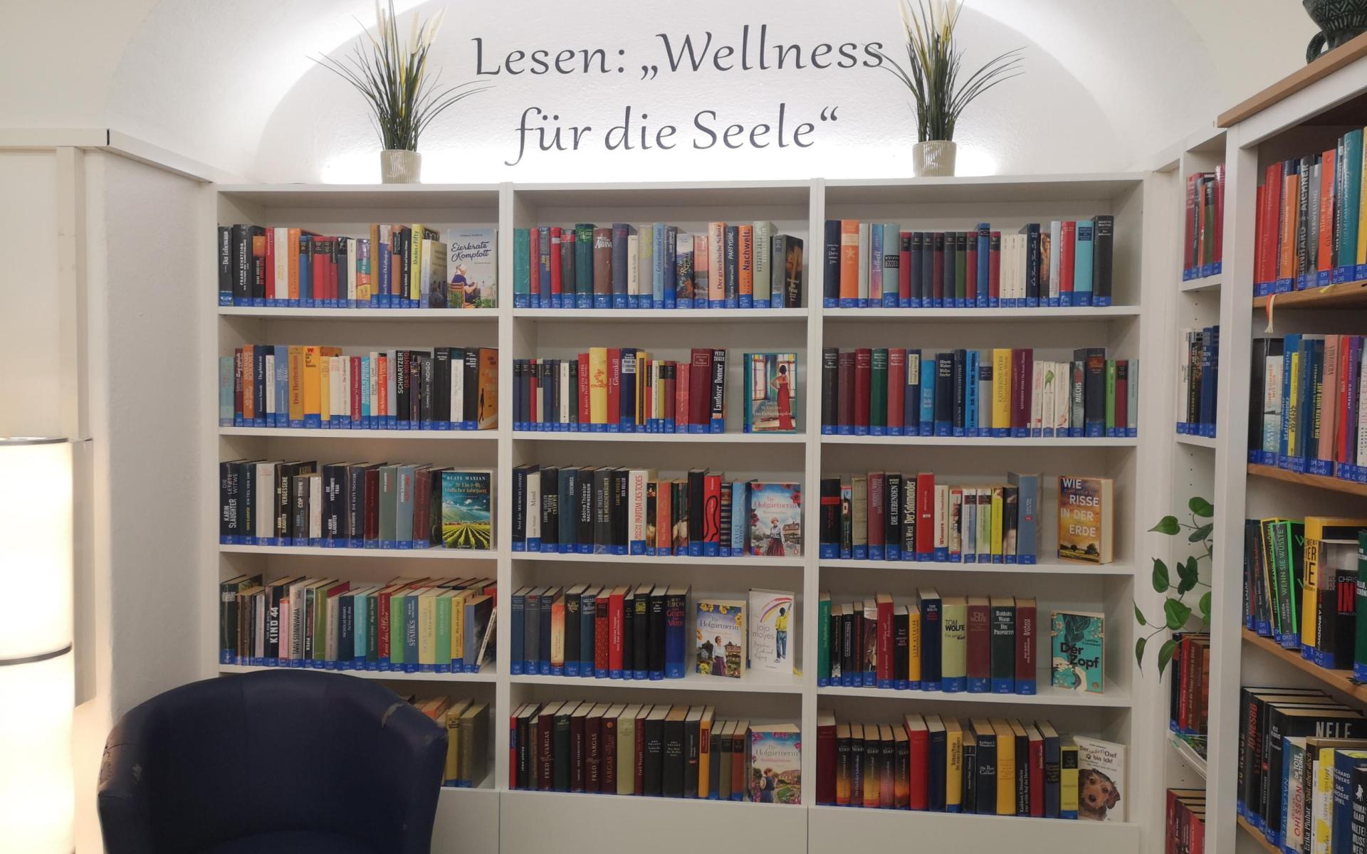 Bücherregal in der Bücherei